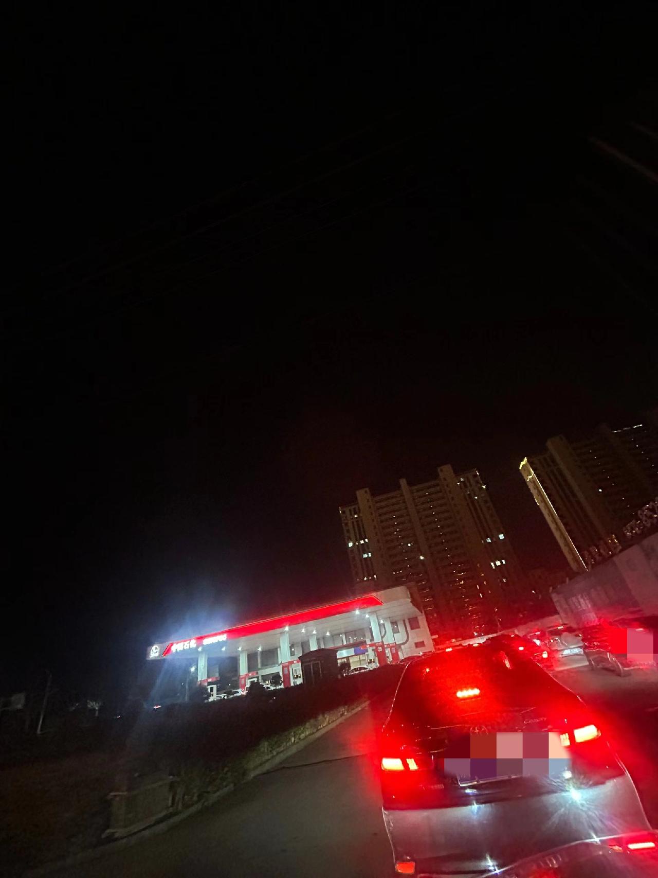 又到了到处的加油站排队加油的日子，这次好像动静明显比之前大。
战争还不知道什么时