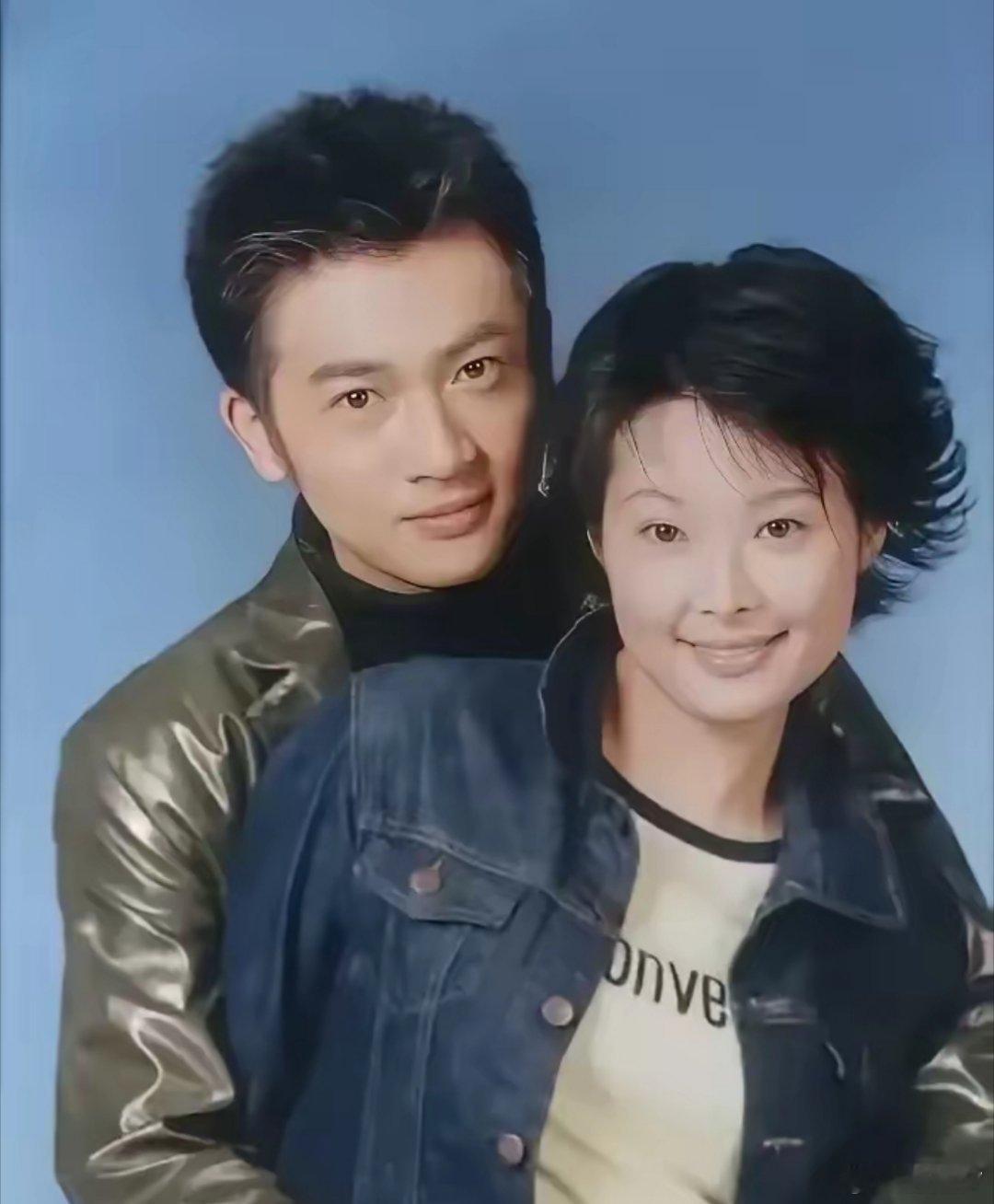 话说苏有朋，年轻的时候是真的好帅，他搂着的这一位美女是谁？短发利落干净，柳叶眉大