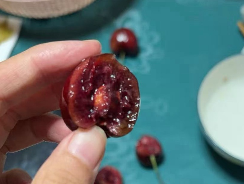 车厘子卖家赌涨价压货前两天在某东买了一箱车厘子，今天收到了，里面超过80%都是这