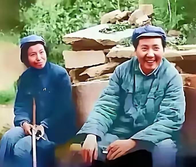 毛主席转战陕北途中，开心一笑！
毛主席在炮火连天的陕北沟壑之中，休闲于垒土沟边，