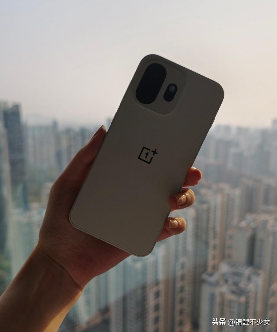 一加15T后盖不沾染指纹，质感超好，越用越喜欢！