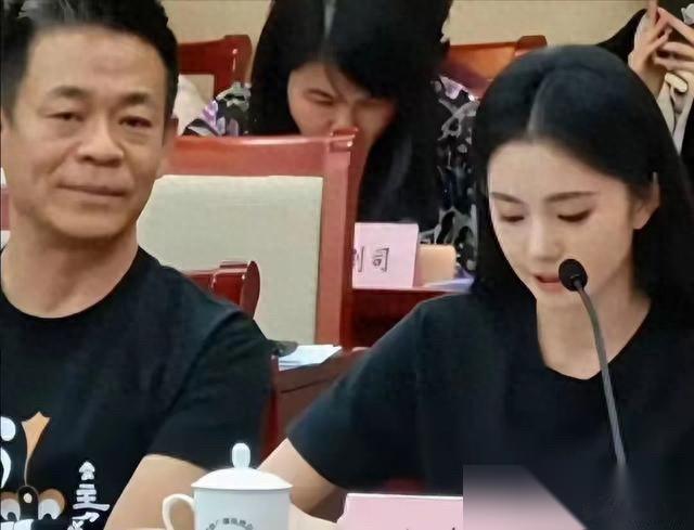 都说刘浩存庆功宴耍心机，故意不请窦骁，结果人家根本没去，当时正在横店搬砖。  她