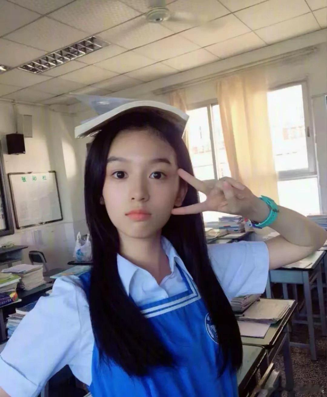 果然校园剧最吸粉，周也状态不错，可惜爱冷脸 ​​​