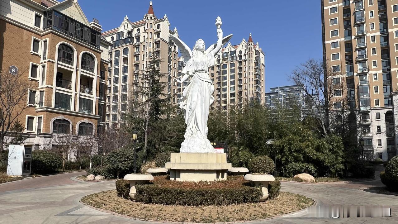 青岛温莎郡，位于市北区欢乐滨海城，瑞海北路19号，靠近未开业的山姆会员店很近，行