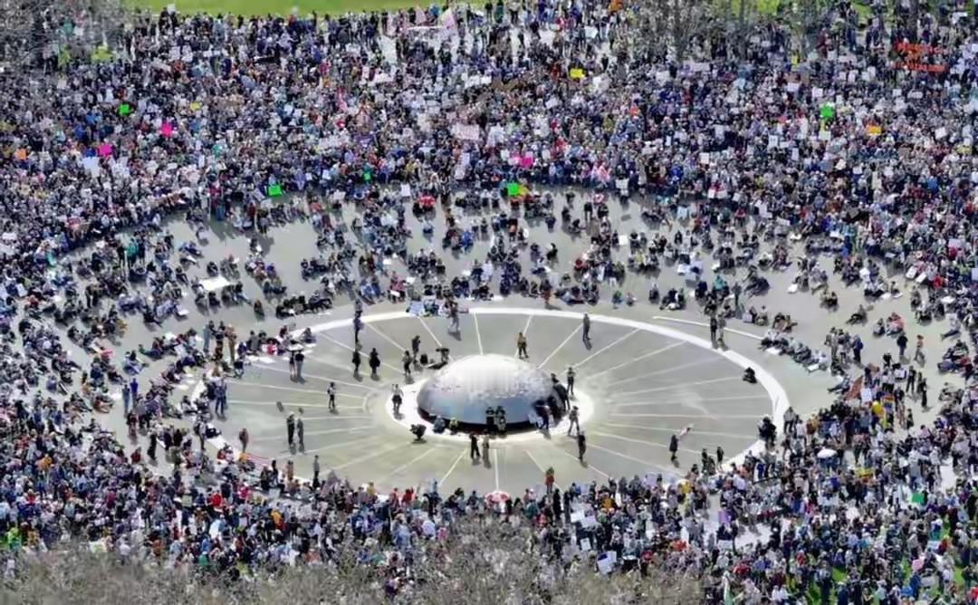 特朗普凌晨突袭委内瑞拉得手后，简直像打开了潘多拉魔盒。这老头儿现在动不动就挥拳头