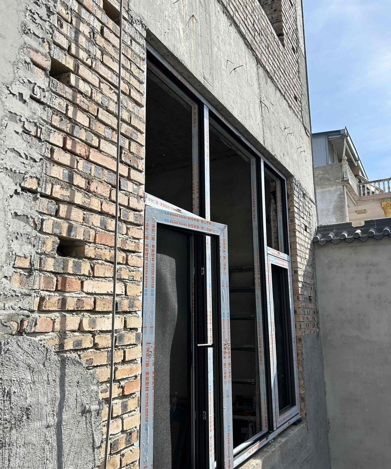 熬了大半年！从正月打地基到今天窗框上墙，我家自建房总算有了个家的雏形。
站在空荡