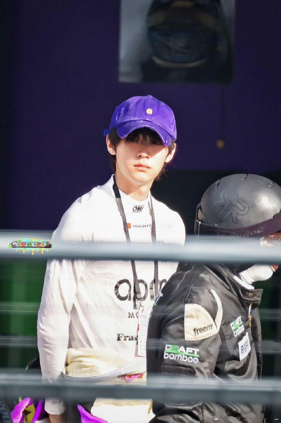 周翊然紫色赛车服，跟粉丝打招呼，站姐好会拍啊周翊然[超话] ​​​