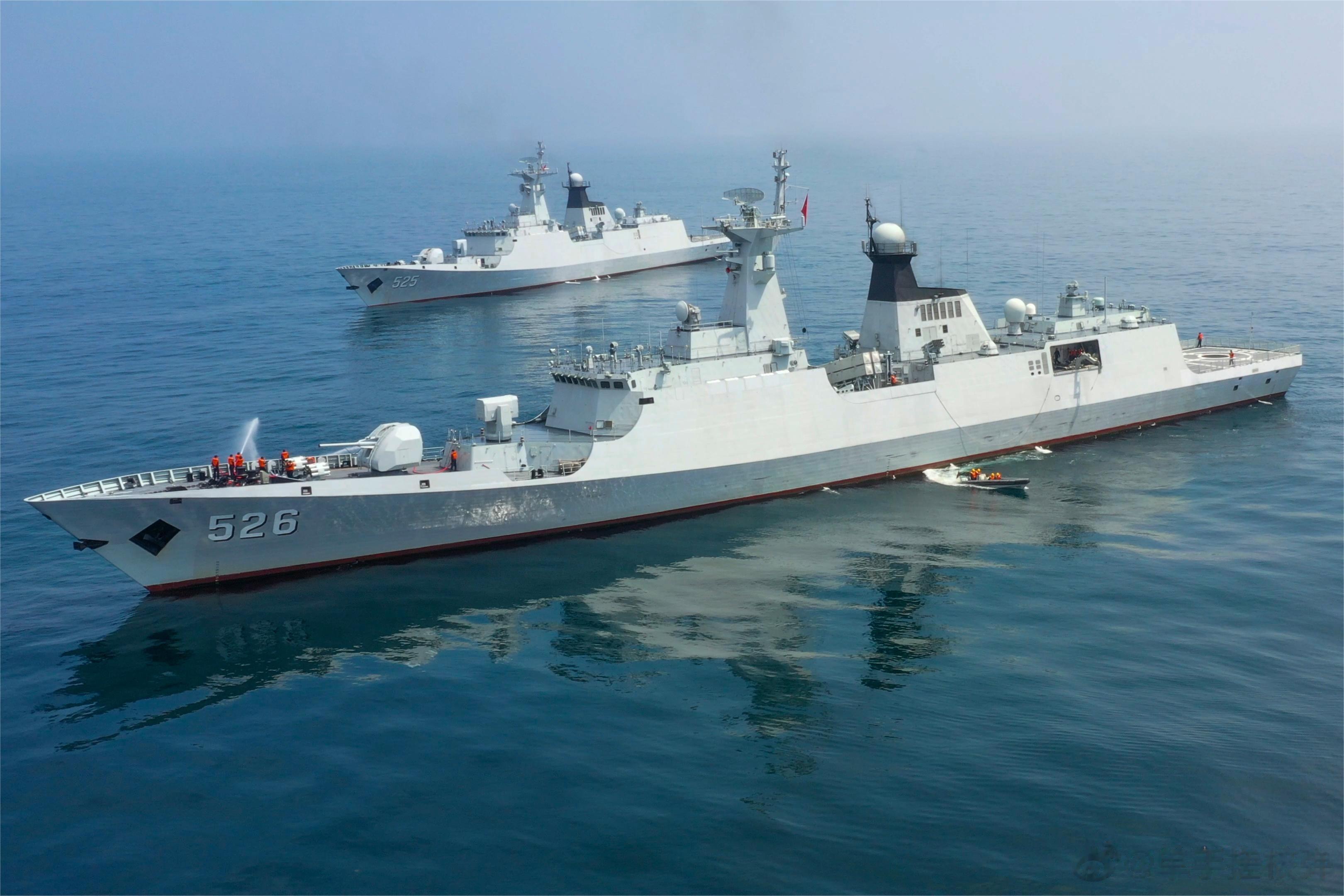 罕见同框，两艘改装后的054型护卫舰——525“马鞍山舰”和526“温州舰”。因