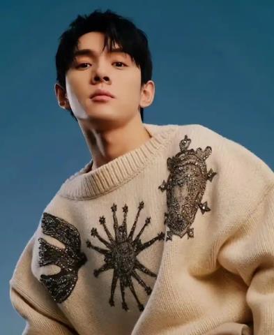 曝李佳琦过年给亲戚每人发了500红包 有网友曝光，直播一哥李佳琦在过年期间请亲戚