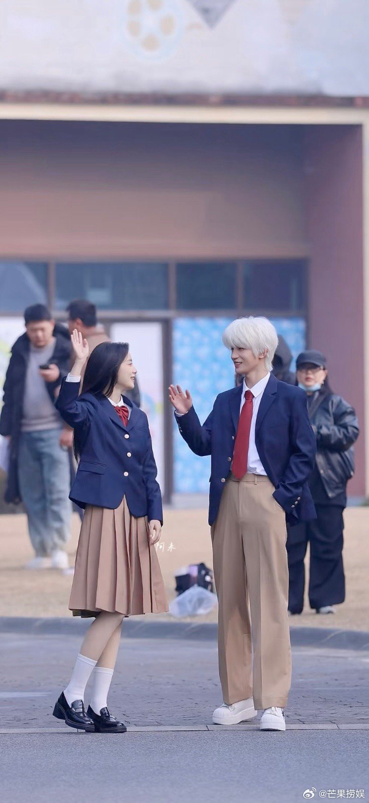 网友称有烟火气的短剧好治愈去公园遛弯，听见几个大爷围在一起讨论短剧剧情，那热火朝