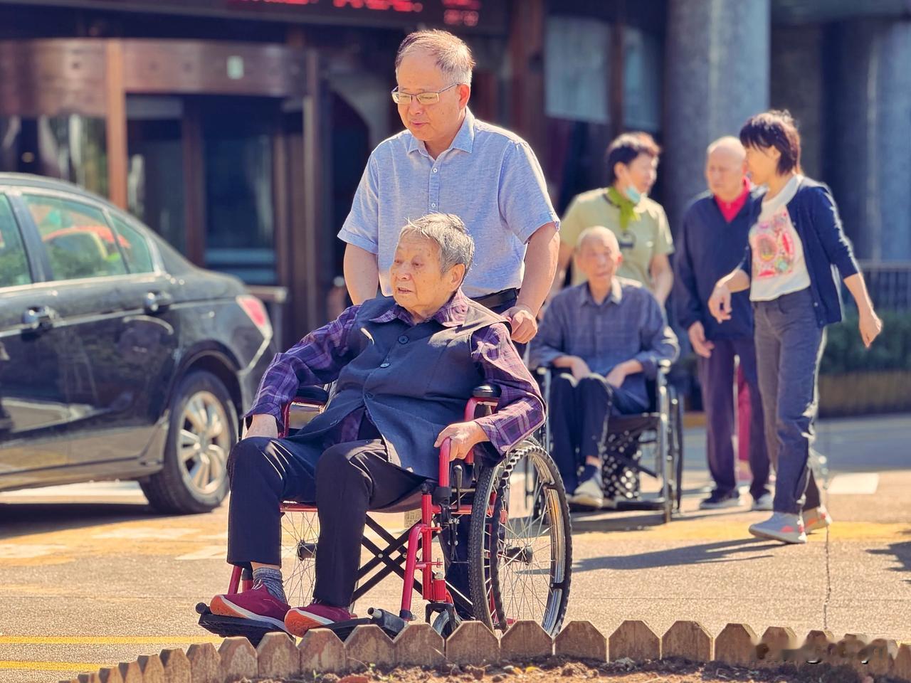 夕阳生活～20241002常州，上午在养老院陪伴母亲，在阳光下看着人来人往，节日