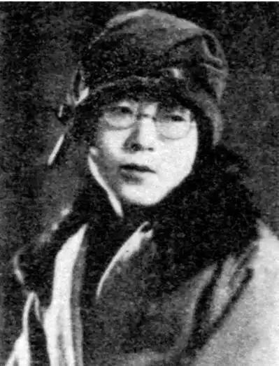 一枚戒指戴上的那天，他已快死了。

1925年3月，北京协和医院病房里，石评梅把