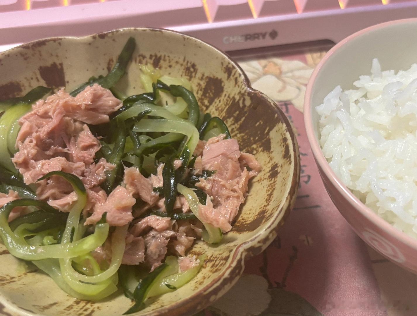又开始凑合，本来想做冬瓜桑拿鸡，晚上要上班出门早，好烦不做了…… 