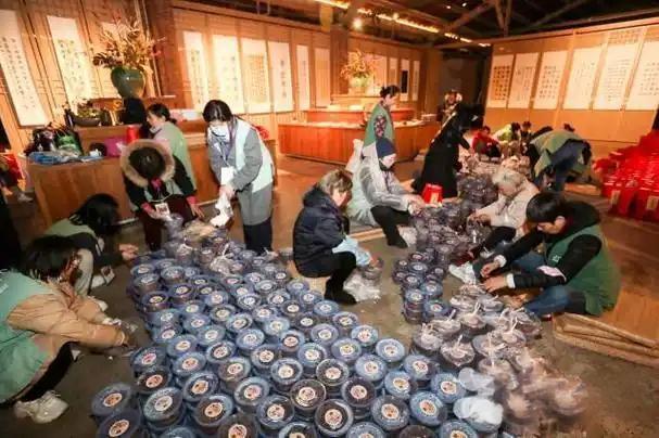 2026年1月26日腊八节，苏州西园寺延续千年传统，凌晨4点启灶熬制3万碗腊八粥