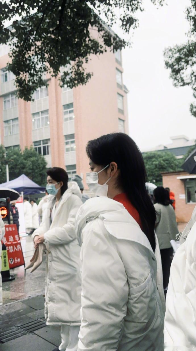 一年级小苹果考上北体播音了 OMG谁还记得《一年级》里面小苹果安淇尔！时间过的真