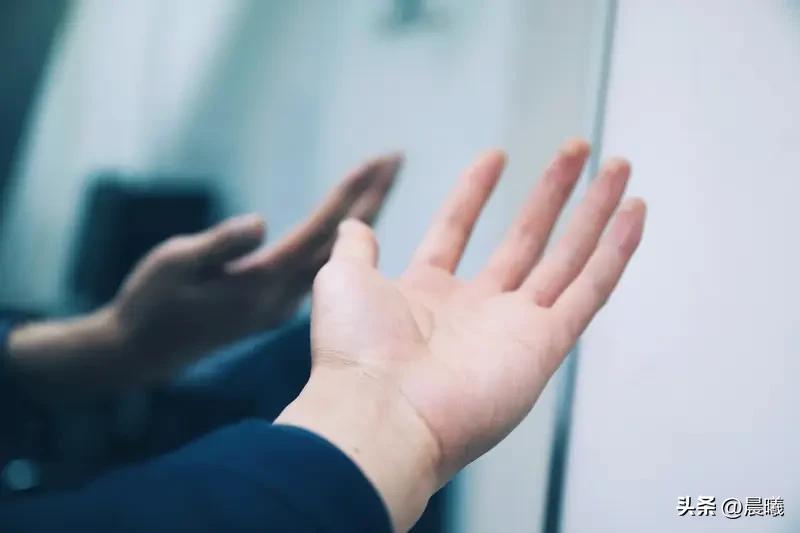 人接受现实，得先分清可控与不可控。像求职、感情，我们能做的是努力付出和提升能力，