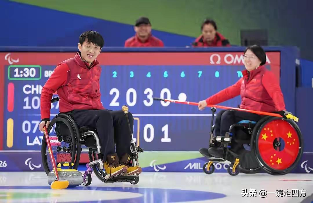 米兰冬残奥会轮椅冰壶混双循环赛第二轮，中国组合王蒙/杨金桥以10-2大胜拉脱维亚