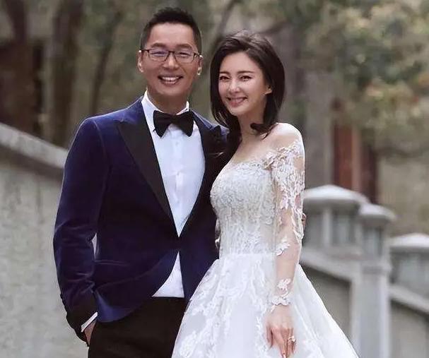 2016年，张雨绮和相识70天的富商袁巴元闪婚，不久后就火速生下了一对龙凤胎。没