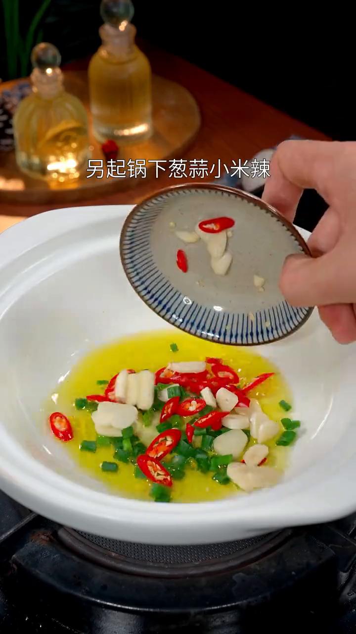 天气变凉了，给家人做一锅热乎乎的白菜豆腐煲，味道鲜美，好吃又下饭。
·首先锅里撒