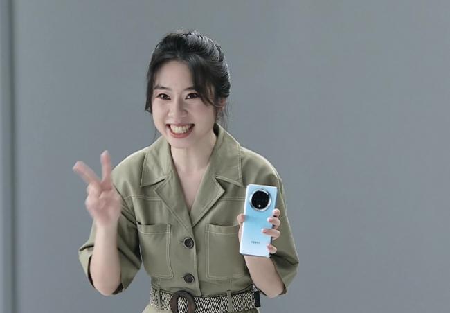 OPPO发布的新款手机 A3 Pro太有特点了  现场测试汽车压过去屏幕都不碎。