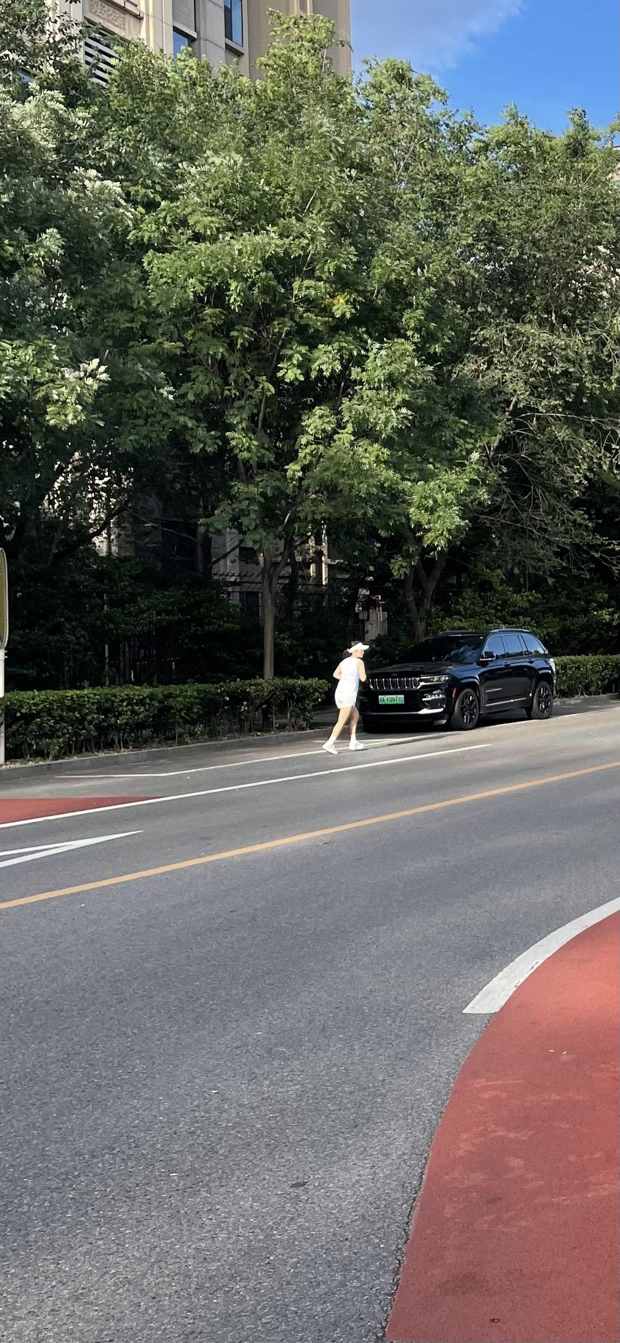 8公里。
休息日没有送孩子去幼儿园的任务，身心一下子放松了。出家门没跑到1公里，