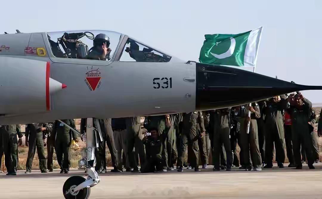 70架军机抵达以色列，伊朗又上当了，巴铁大军出动，战争随时爆发中东的局势变化从来