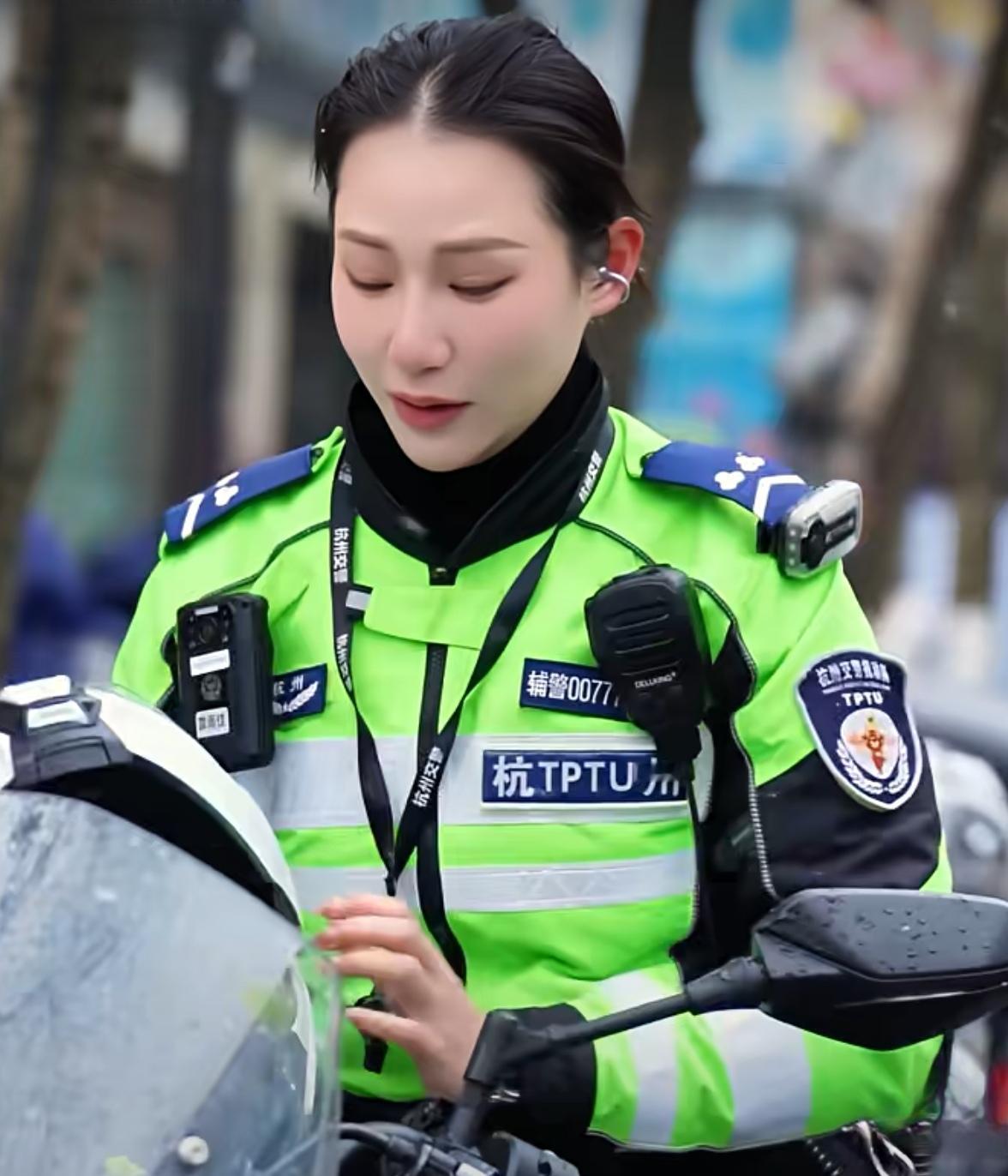 “我有证了，可我还是辅警！”

辅警怎么就不行了？没必要如此不自信。

我认为辅