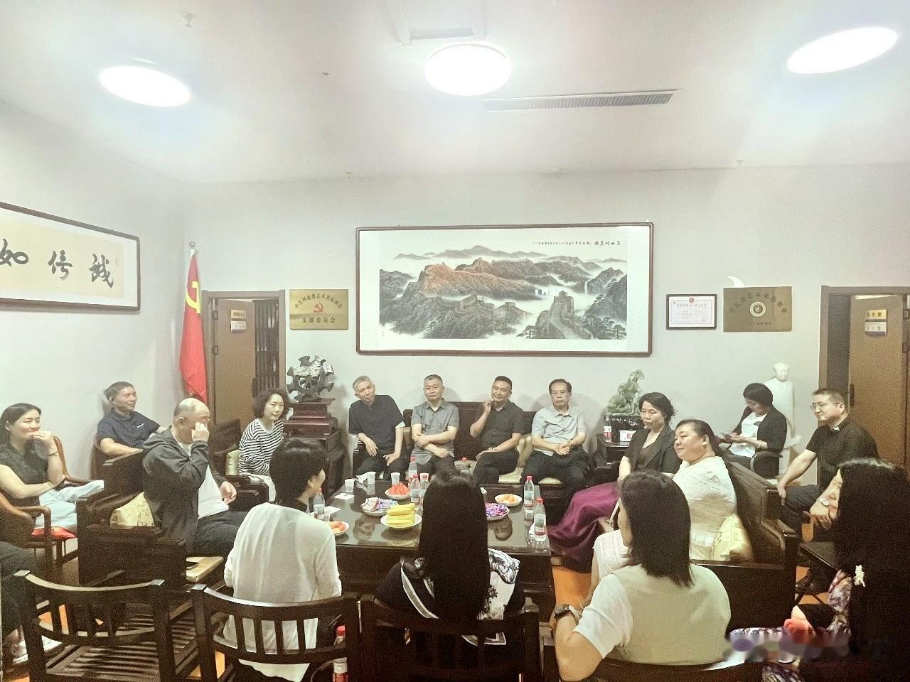 【环球会长融媒走进河北省艺术名品商会座谈交流】5月27日，环球会长融媒一行走进河