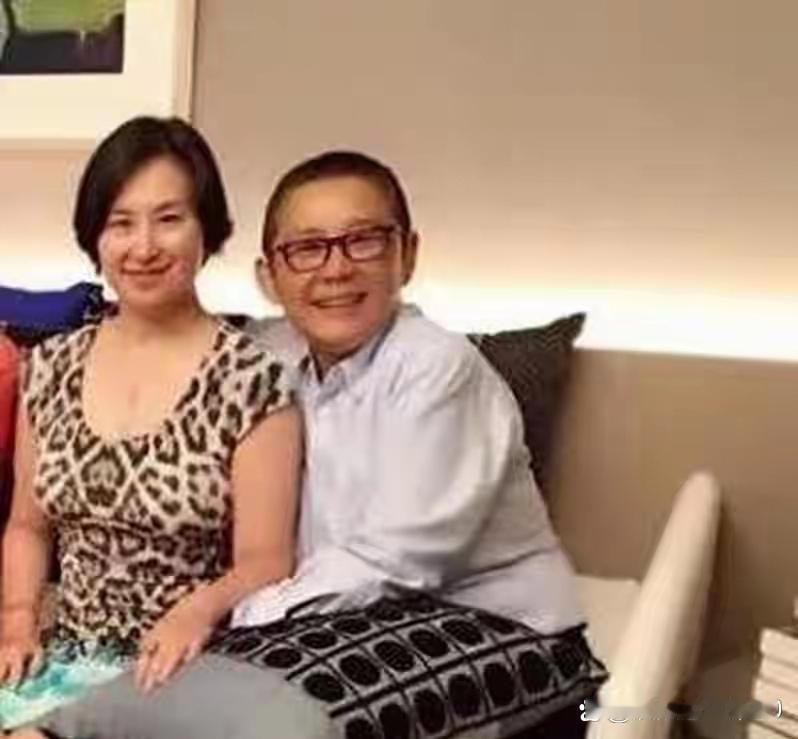 何超琼俞琤相伴十四年的知己关系搅动港圈舆论，不少吃瓜老哥翻看旧闻感慨良多，世俗婚