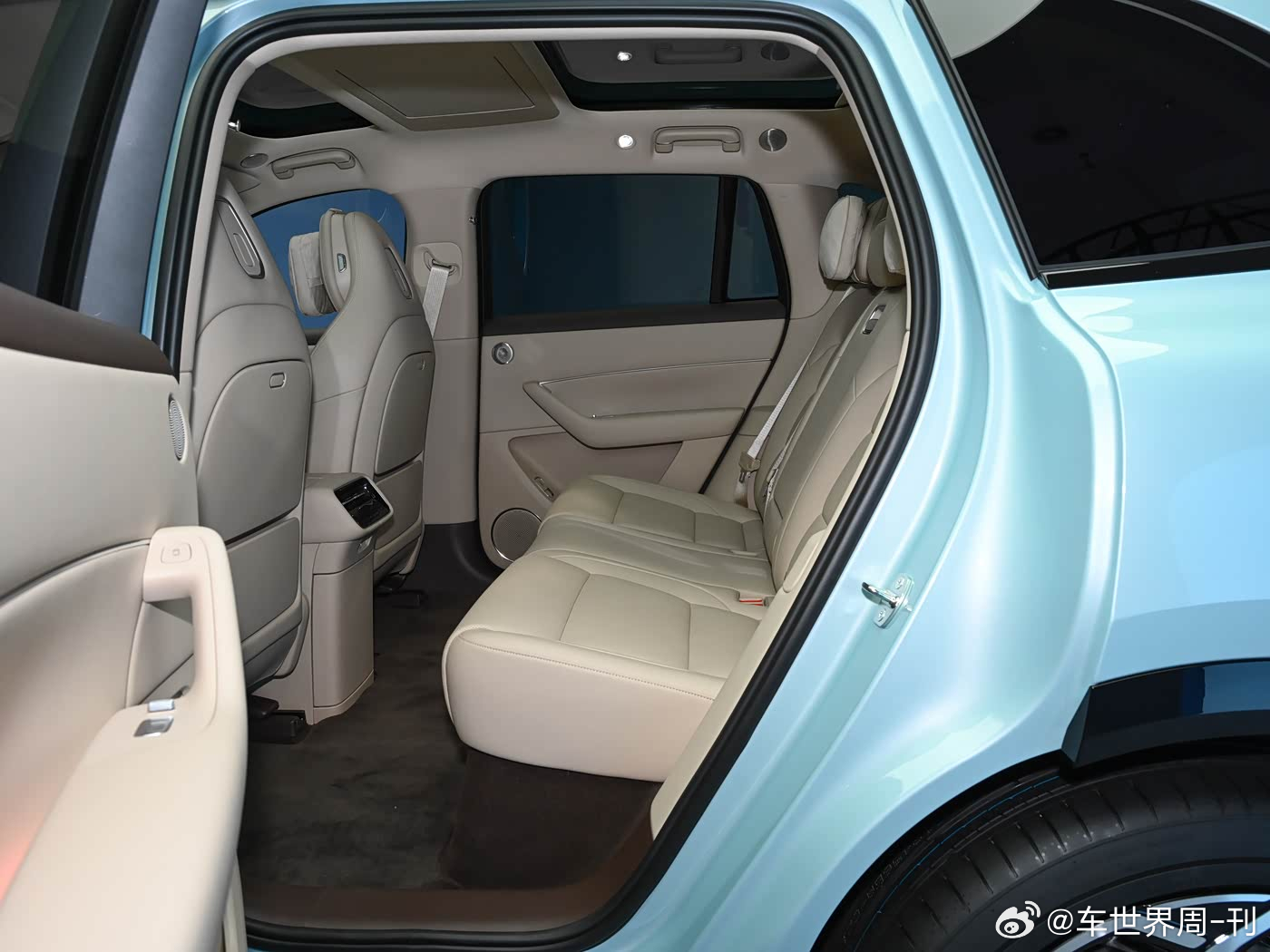 近日，我们从鸿蒙智行官方获悉，旗下的问界M6开启预售，新车定位为中大型SUV，共