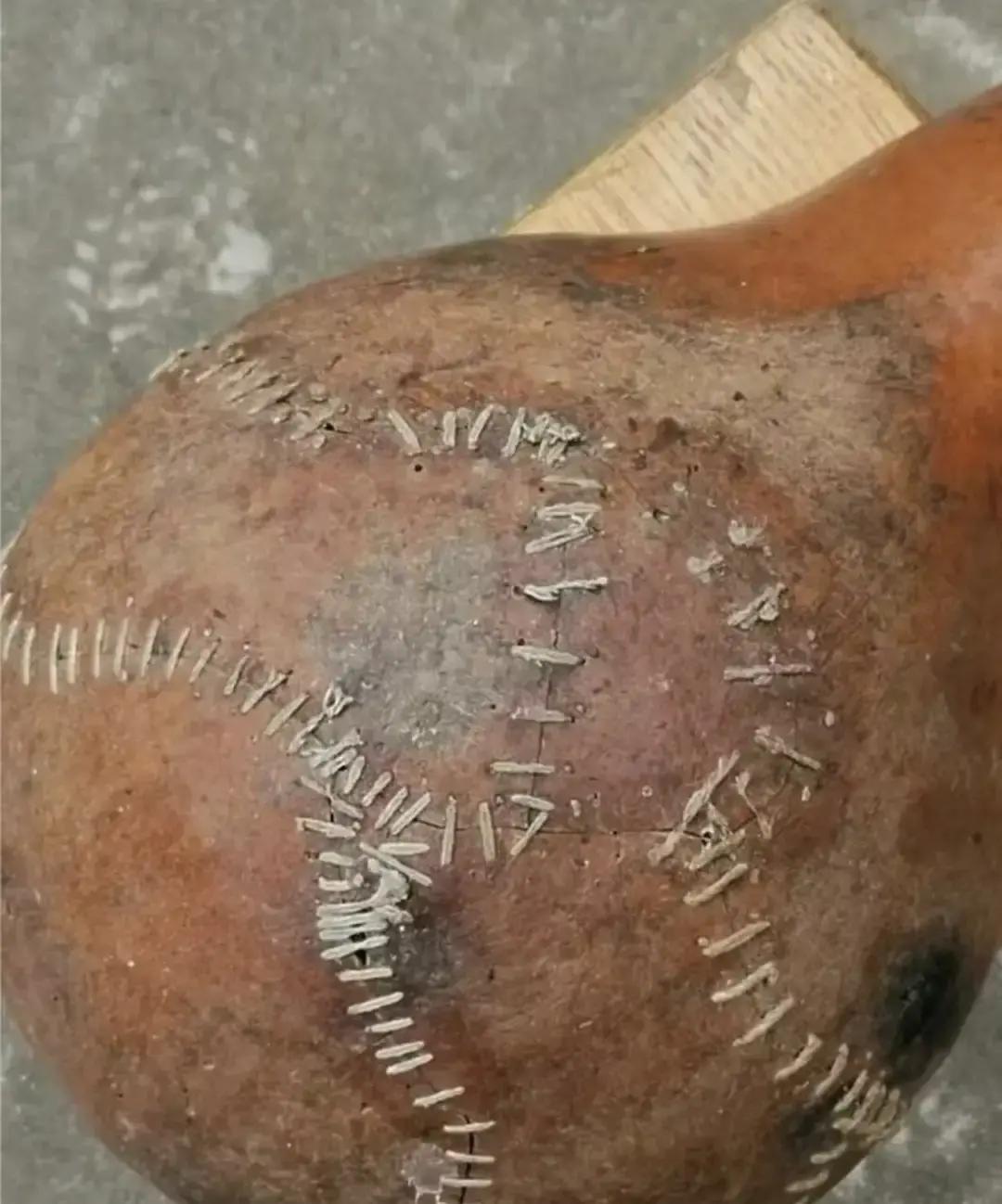 刷到个视频，七十多岁的老爸把矿泉水瓶剪成漏斗，塑料袋洗得发白还挂在阳台，连外卖送