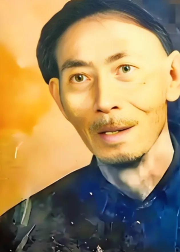 1976年，北京军事博物馆。一位老人在参观时，突然偷偷摸了一下文物，被工作人员发