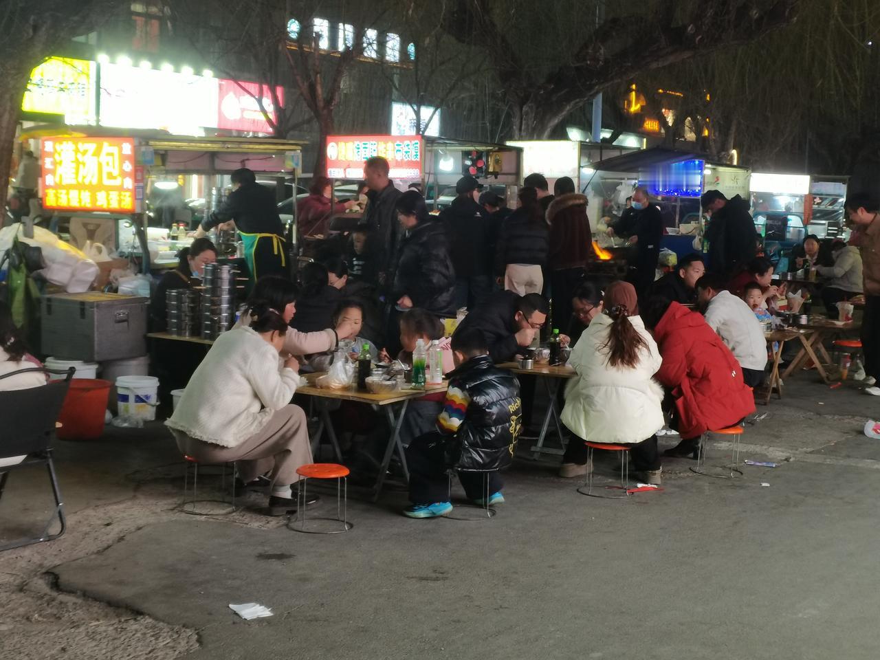 正月初六晚上的夜市
安阳市铁四路与清风街交叉口一一新春走基层随手拍（27）