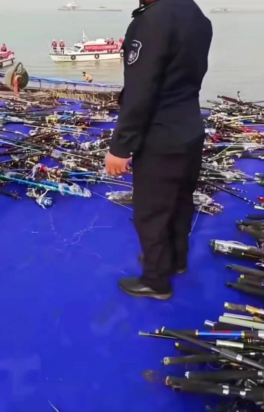 这些鱼竿都是在禁鱼期内被没收的，可以想象违规违法的人很多，鱼肉是平常到不能再平常