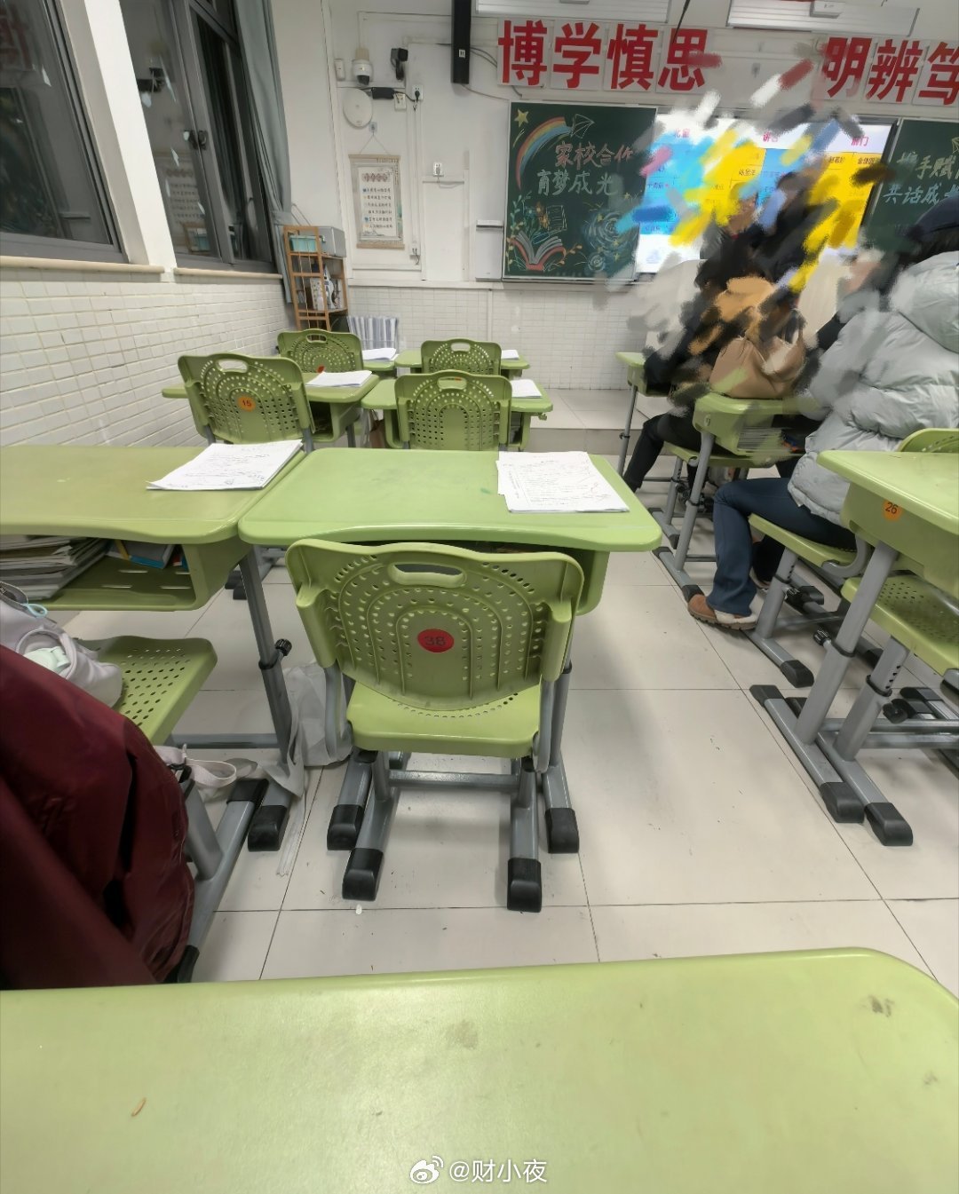 现在的初中生，坐那种老式桌椅确实是太挤了。初中学生身高猛涨桌椅高度却不够用去小小