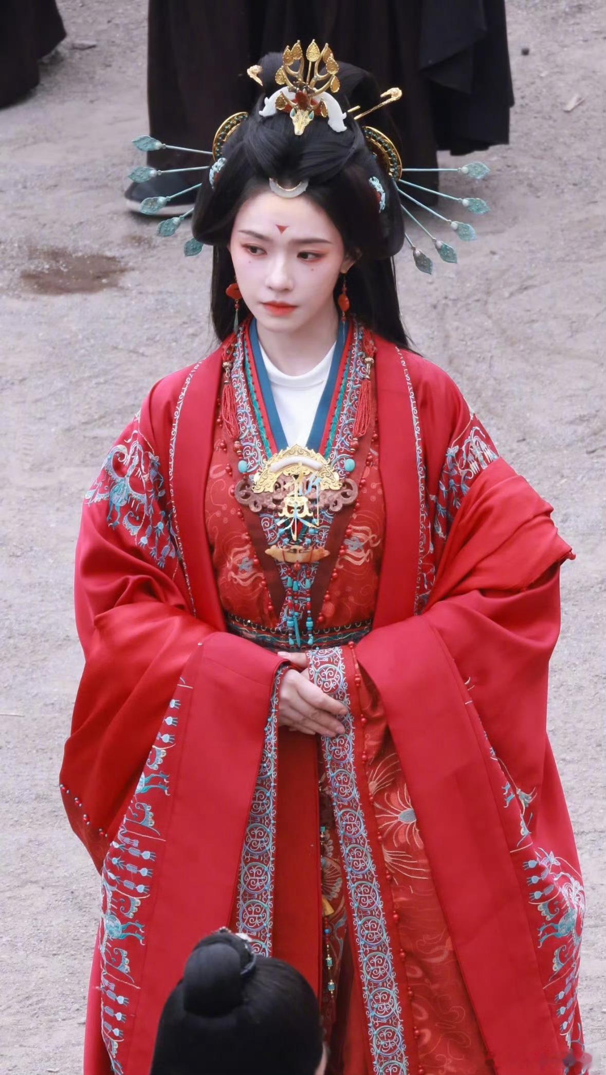 林允归鸾大婚造型这个造型如果没有两边插的绿色头钗会不会更好看点？头钗的排列有点像