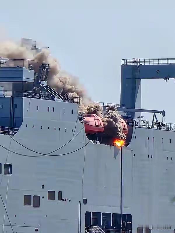 美国军舰又又又发生火灾了。

据媒体报道，7月13日，美国USNS查尔斯·L·吉