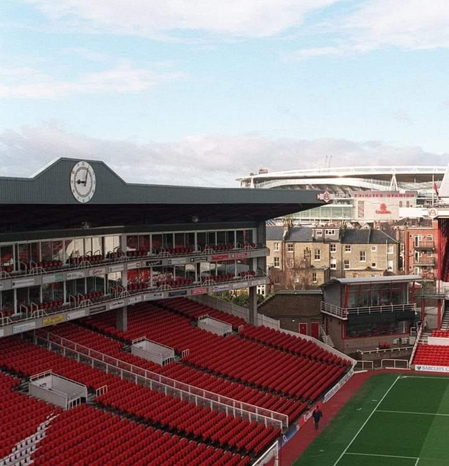 2006 年，海布里球场标志性的钟楼看台，背景是正在拔地而起的酋长球场。 