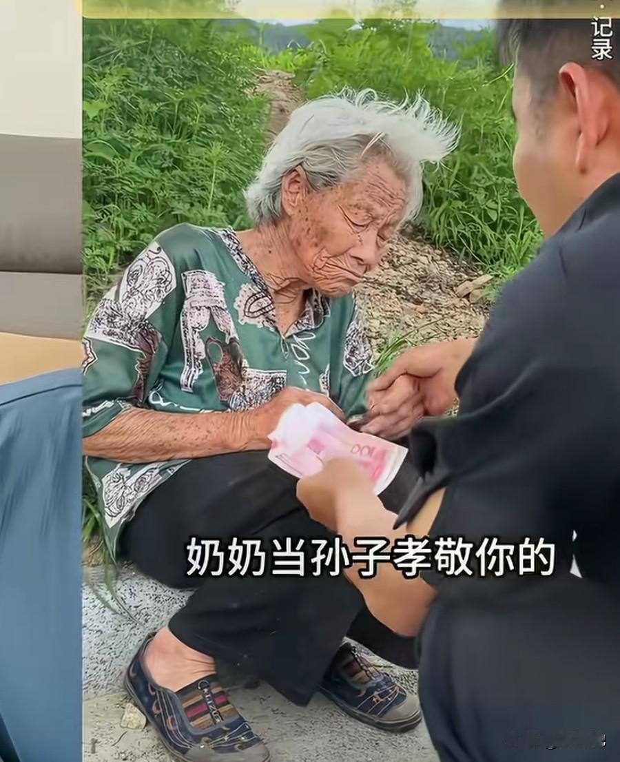 当善良与仁义相遇时全是温暖！今天一个自媒体小视频把我看哭了。一个年轻博主看到一位