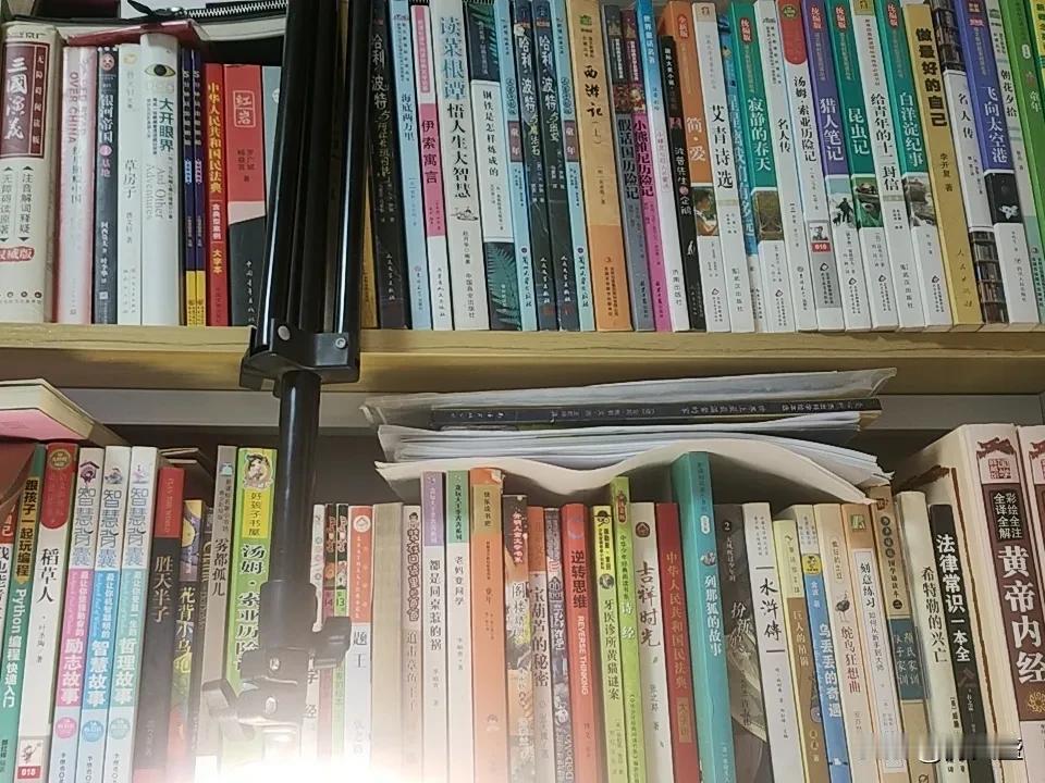 看到“年年顺顺利利”求下联，我觉得“事事平平安安”就很不错。“年年”对“事事”，