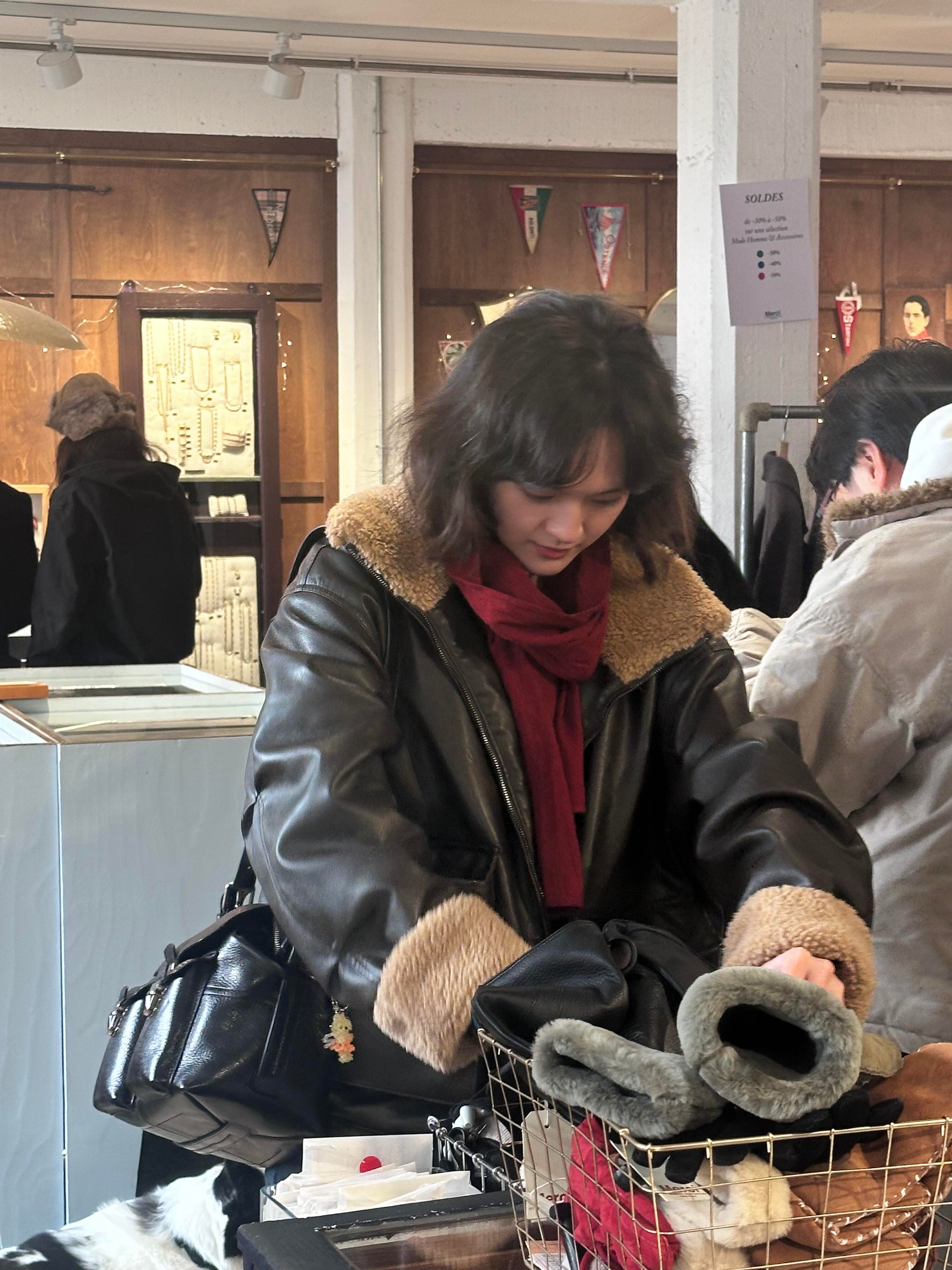 网友在巴黎玛黑区偶遇逛街的文淇🍃文淇偶遇文淇