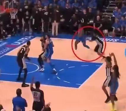 雷霆记者晒出卡斯尔推飞杰伦威视频今日NBA西部决赛天王山之战，雷霆主场迎战马刺。