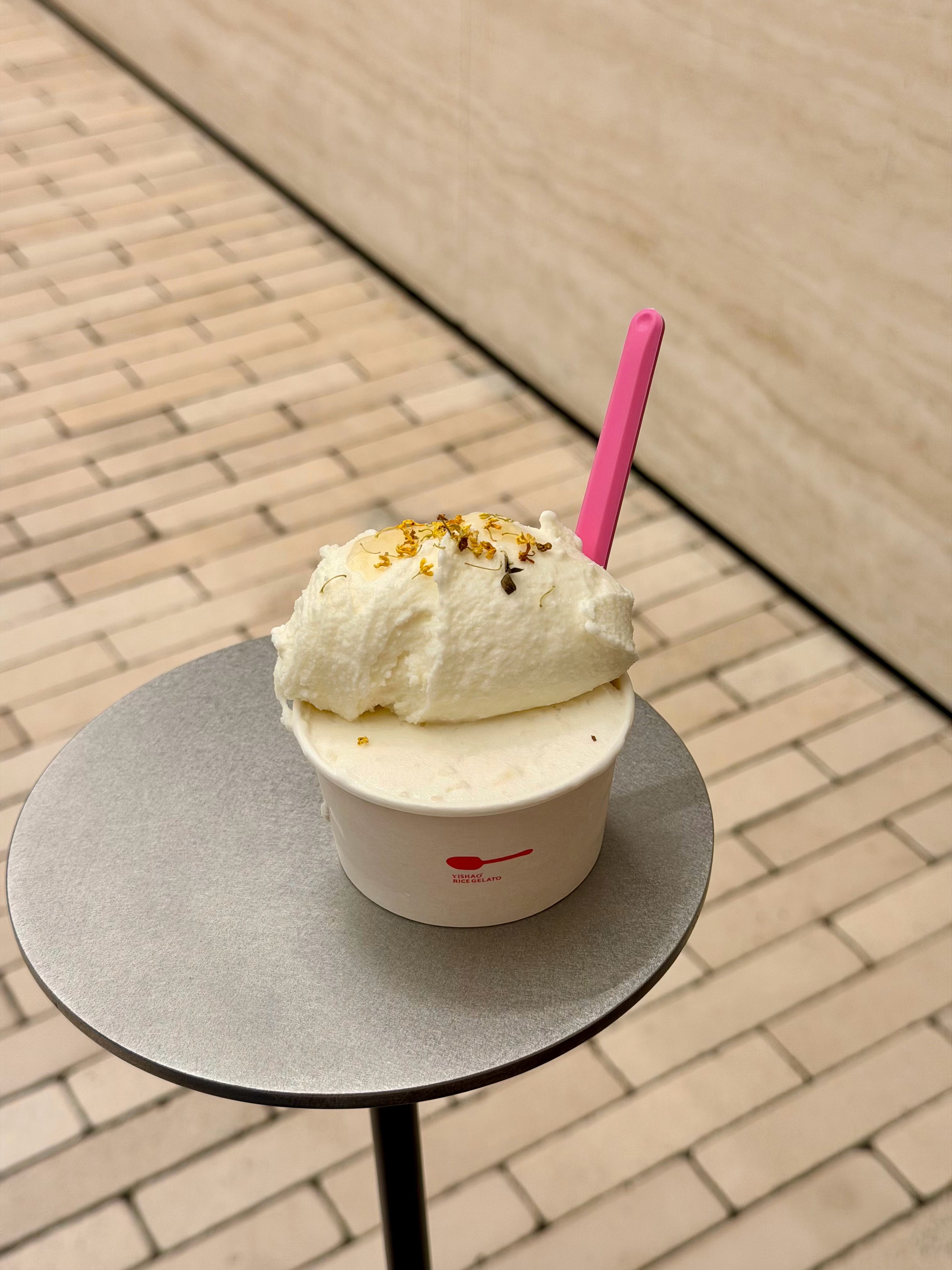 上海阴雨天citywalk👉🏻五角场大学路几乎每家店都装修的很漂亮，连路边绿