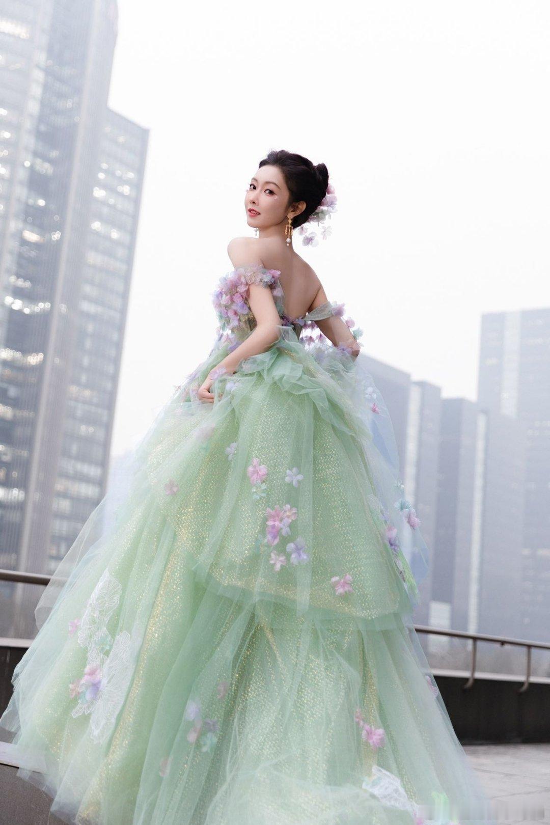 宣璐绿野精灵宣璐的绿野精灵造型太戳人！裙摆花朵簇拥，好似将春日盛景穿在了身上。灵