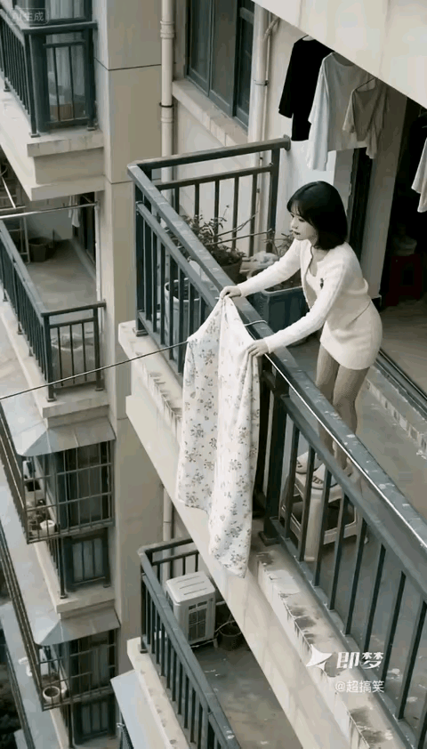 晒被子的女人死得好不值
拦干本来就是很安金
可好要端根櫈子垫高
这被子向外一梭
