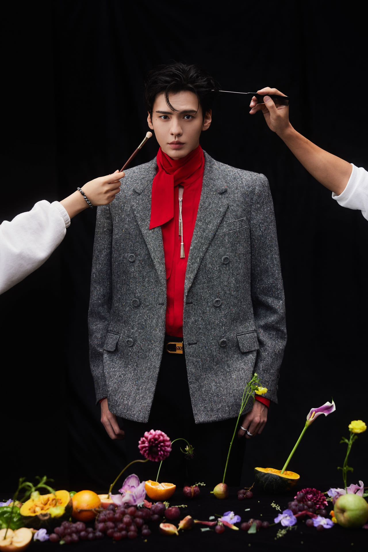 0秒吻上这个毕雯珺 VOGUE盛典造型解锁新风格！灰红撞色跳出黑西装舒适区呈现百
