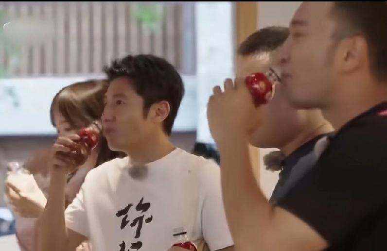 撒贝宁第一次喝广东凉茶被苦的差点吐了，喝完不仅不给钱，还让店家给他钱。

很多人