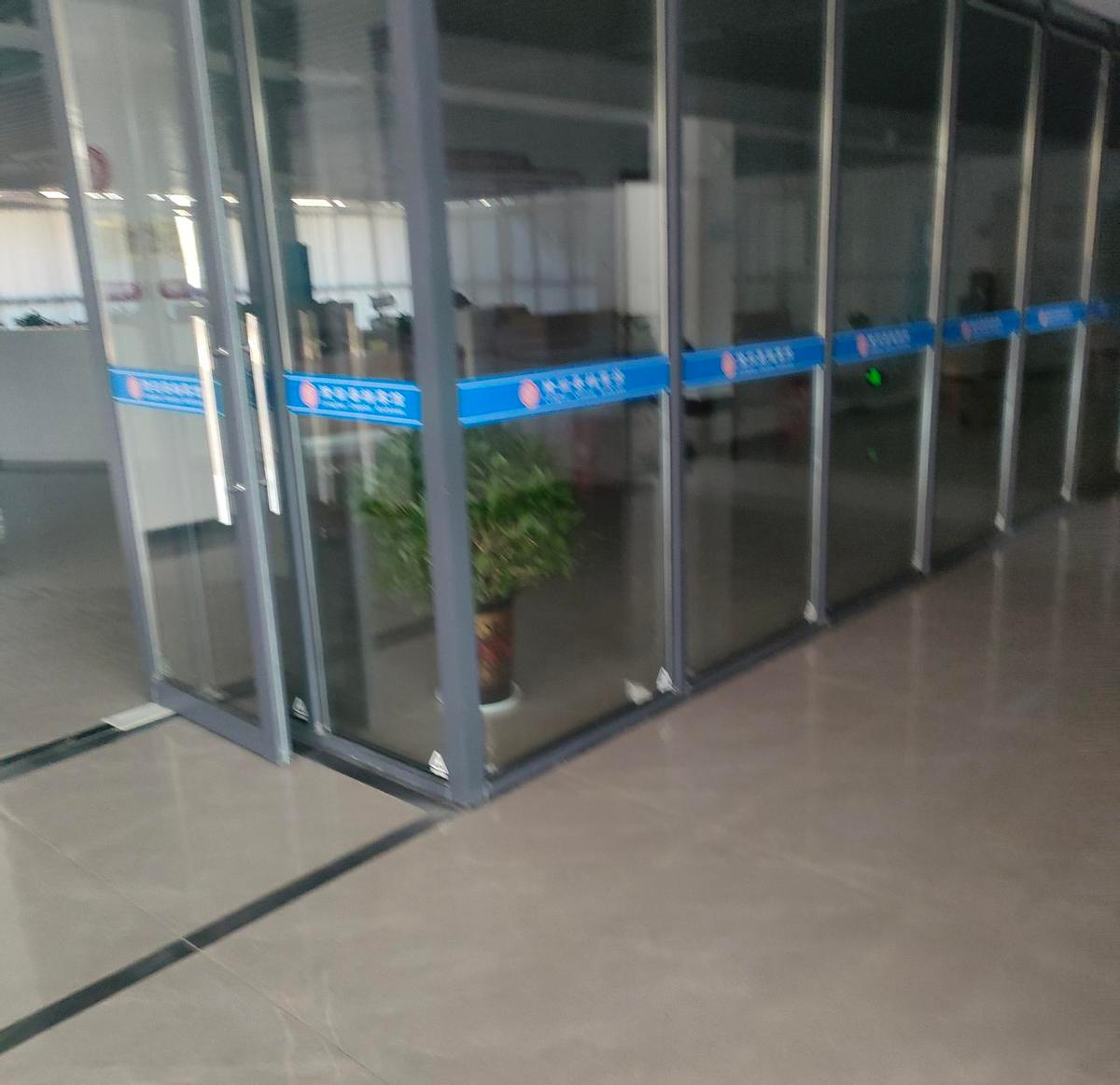 40块一天，干得腰酸背痛，值吗？
临时工的日子，真不好过。
档案局里忙成狗，工资