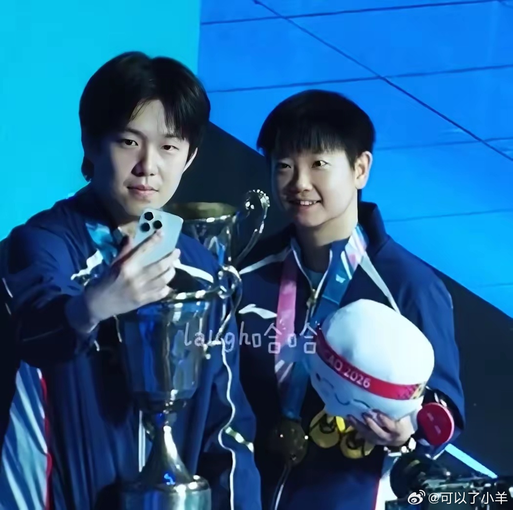 王楚钦首夺男单冠军的含金量有多高世界杯的奖杯原来这么有意思，很明显是有意设计成这