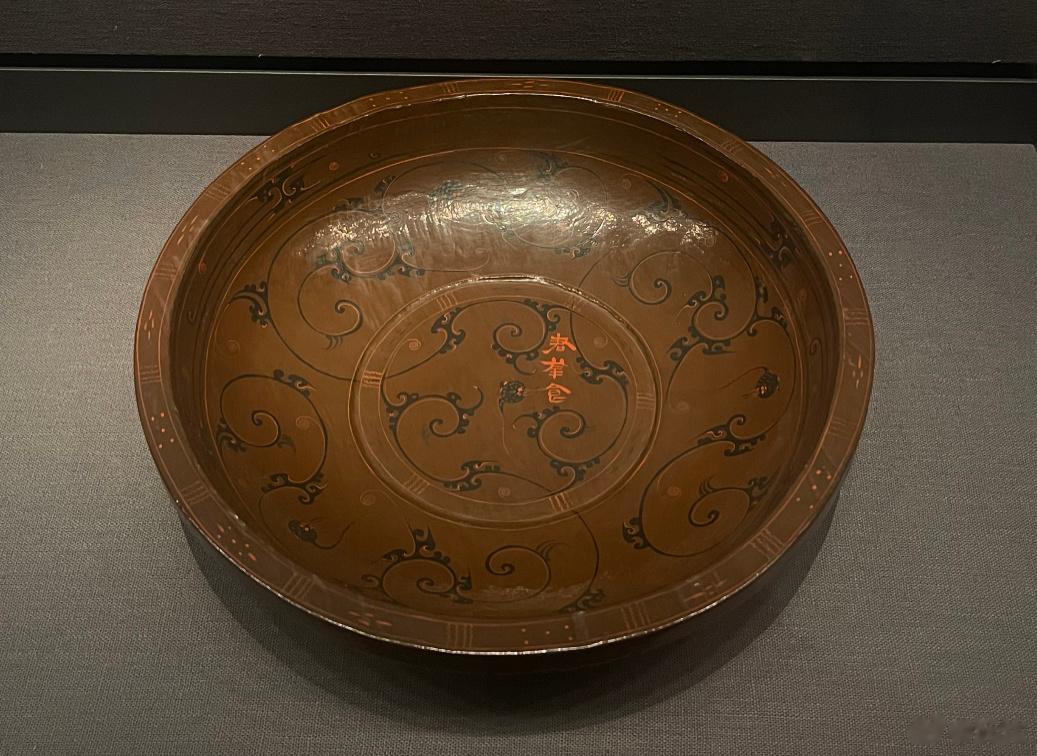 “君幸酒”和“君幸食” 马王堆汉墓漆器1，“君幸食”狸猫纹漆食盘；2，“君幸食”